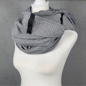 Lululemon Vinyasa Scarf Womens One Size Heather Gray Snap Closure Preppy Comfy